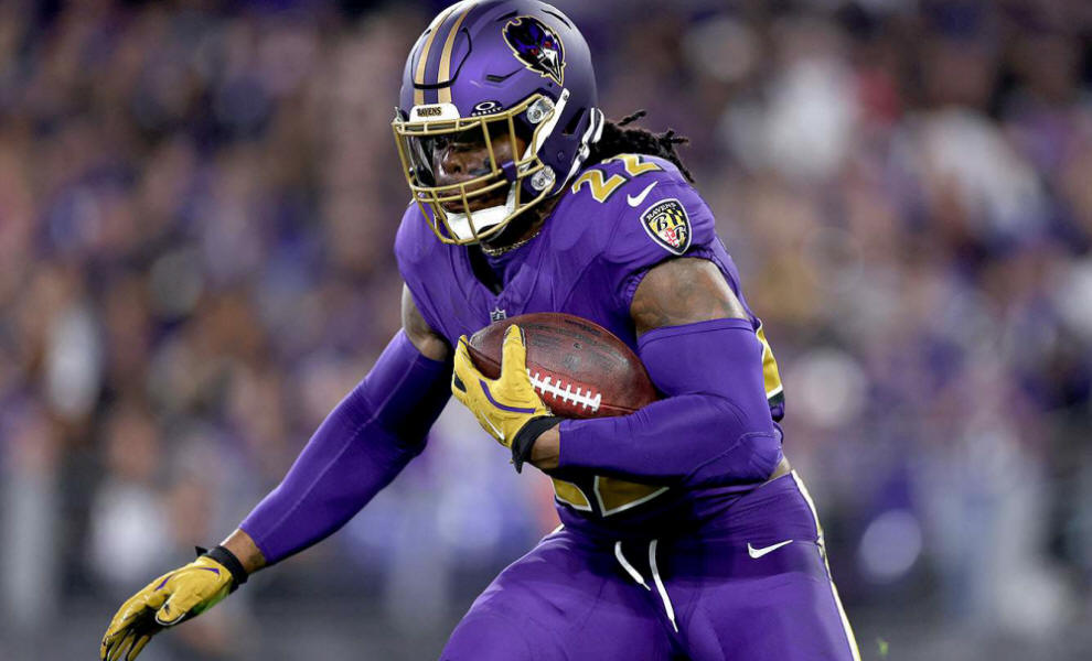 Derrick Henry Gets Pants Pulled Down During Ravens Game Against the Bengals